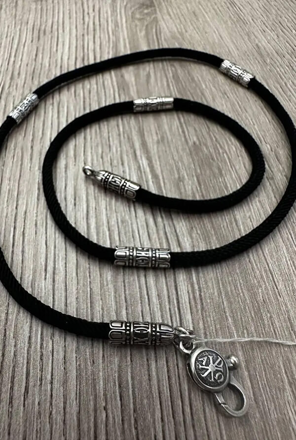 Шовковий шнурок зі срібними вставками 925 проби з чорнінням